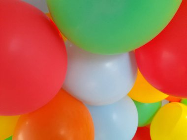 Sarı, kırmızı ve yeşil toplar. Renkli balonların arka planı. Pankart veya kartpostal için arkaplan