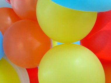 Sarı ve kırmızı toplar. Renkli balonların arka planı. Pankart veya kartpostal için arkaplan