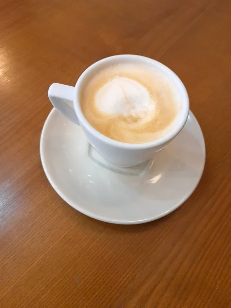白いカップにコーヒー 木製の表面にコーヒーとホワイトカップ — ストック写真