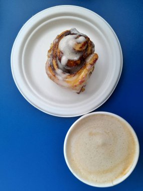 Kek ve bir fincan kahve. Mavi arka planda kek ve kahve.