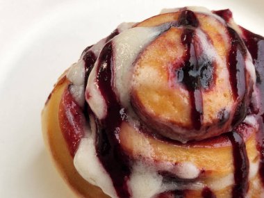 Sinabon. Sinabon yakın plan bir tabakta. Hamur işi. Fırın