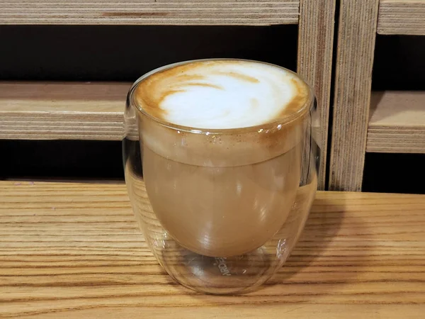 Ochucená Káva Uvařená Káva Skleněném Šálku Cappuccino Skleněné Misce Dřevěném — Stock fotografie