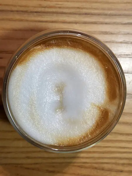 Kawa Smakowa Parzona Kawa Szklanej Filiżance Cappuccino Szklanej Misce Drewnianym — Zdjęcie stockowe