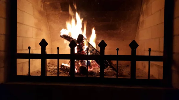 萤火虫在壁炉里生火炉膛里的火 — 图库照片