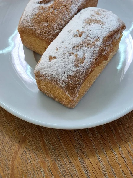 Çörekler Pudra Şekerli Kekler Bir Fincan Tabağında Şekerleme — Stok fotoğraf