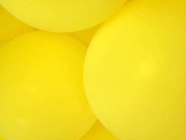Sarı balonlar. Sarı balonların şenlikli arka planı. Yaratıcı kapak
