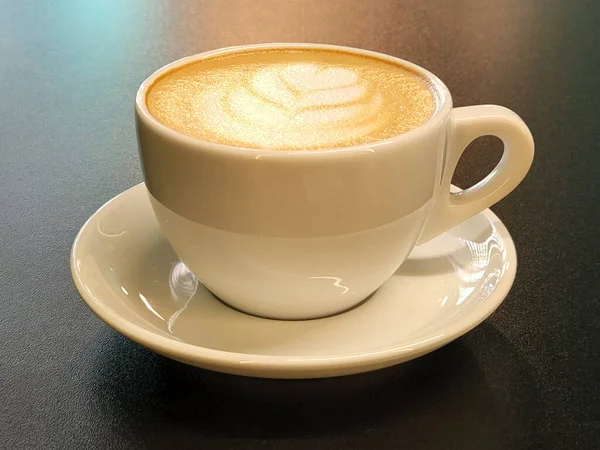 Kawa Filiżance Czarnym Tle Parzona Kawa Porcelanowej Filiżance Ogłoszenie Kawy — Zdjęcie stockowe
