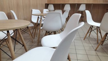 Salon kafe. Beyaz plastik sandalyeler ve masalar. Kafeterya mobilyası