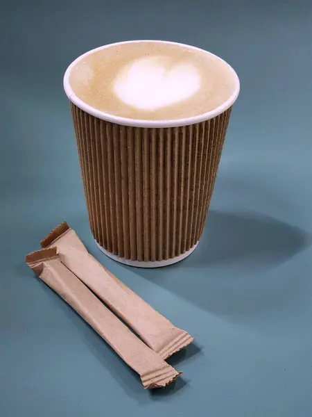 종이컵에 커피와 설탕을 종이컵 — 스톡 사진