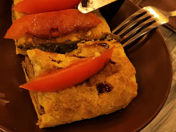 Casserole Dengan Jamur Dan Tomat Kuliner Kue Kue Dengan Tomat — Stok Foto