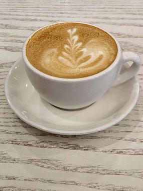 Sıcak kahveyle birlikte beyaz fincan. Beyaz arka planda bir fincan kahve.