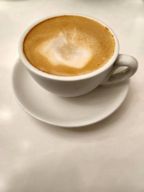 Sıcak kahveyle birlikte beyaz fincan. Beyaz arka planda bir fincan kahve.