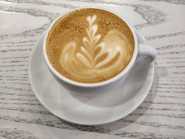 Sıcak kahveyle birlikte beyaz fincan. Beyaz arka planda bir fincan kahve.