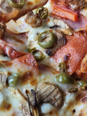 - Pizza. Sıcak pizzayı yakın çekim için hazırlayın. Mutfak pişirme.