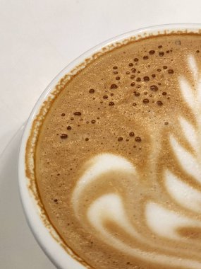 Kahve demlenmiş bir fincan parçası. Bir fincan köpüklü kahve.