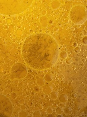 Bitkisel yağ. Yağlı yüzey. Yağ yüzeye döküldü.