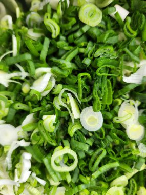 Yeşil Soğan Salatası. Doğranmış taze soğan. Vejetaryen yemeği.