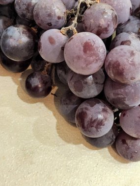 Mavi üzümler. Mavi üzüm kümeleri. Meyve arkaplanı