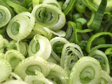 Yeşil Soğan Salatası. Doğranmış taze soğan. Vejetaryen yemeği.