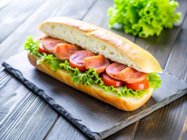 Sebzeli sandviç. Sosisli ve sebzeli sandviç.