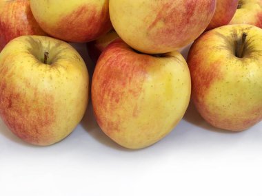 Beyaz arka planda olgun elmalar. Olgun elmalarla arka plan