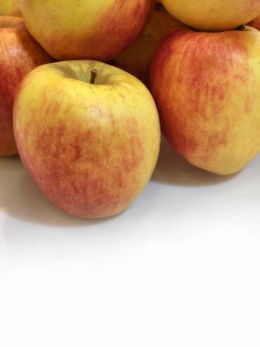 Beyaz arka planda olgun elmalar. Olgun elmalarla arka plan