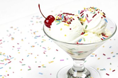 Bardakta dondurma. Beyaz arka planda tatlı dondurma