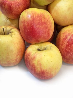 Beyaz arka planda olgun elmalar. Olgun elmalarla arka plan