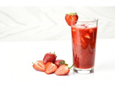 Çilek tazeliği. Beyaz arka planda taze çilek