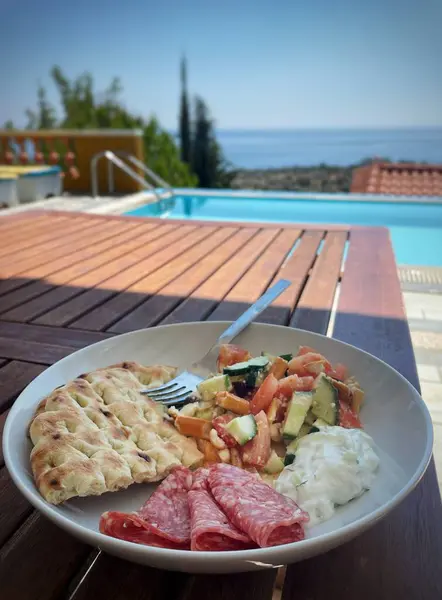 Yunanistan 'da bir açık havuzda Yunan salatası