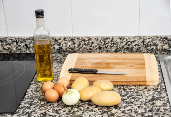 Patatas Aceite Cebolla Una Cocina Con Una Tabla Madera Encima — Foto de Stock