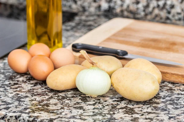 Patatas Aceite Cebolla Una Cocina Con Una Tabla Madera Encima — Foto de Stock