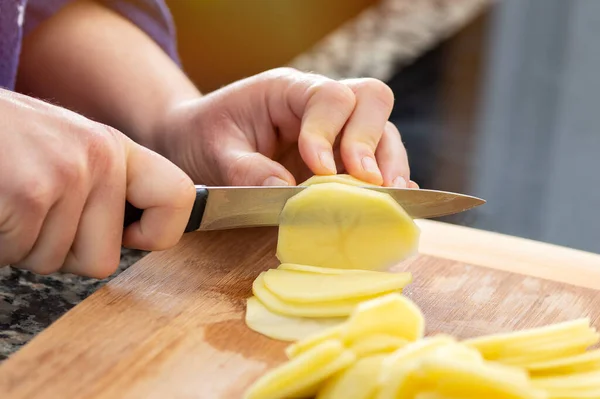 Uma Jovem Mulher Cortando Potatoes Concept Preparar Uma Omelete Espanhola — Fotografia de Stock