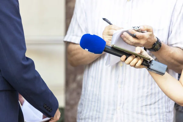 Journalist Macht Notizen Nachrichtenreporter Hält Mikrofon Während Medieninterview Oder Pressekonferenz — Stockfoto