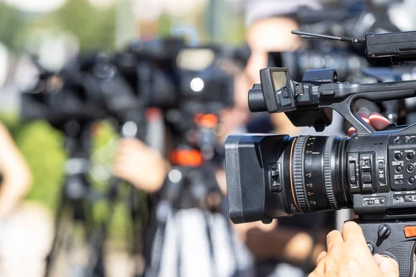 Odakta Video Kamera Lensi Basın Toplantısı Sırasında Arka Planda Bulanık — Stok fotoğraf
