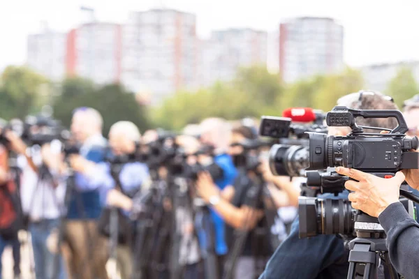新闻发布会 使用电视摄像机拍摄媒体活动 — 图库照片