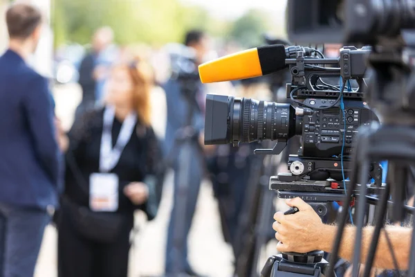 ニュース会議やメディアインタビュー テレビカメラでプレスイベントを撮影 — ストック写真