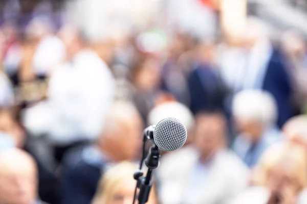 Mikrofon Fokus Personer Evenemang Bakgrunden — Stockfoto