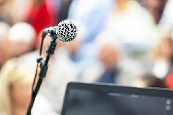 Mikrofon Fokus Gegen Verschwommenes Publikum Teilnehmer Der Business Oder Fachkonferenz — Stockfoto