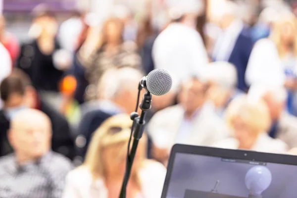 Mikrofon Fokus Przeciwko Niewyraźne Publiczności Uczestników Firmie Lub Profesjonalnych Konferencji — Zdjęcie stockowe