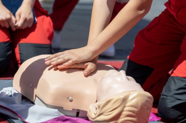 İlk yardım eğitimi ya da kalp masajı mankeni üzerine kardiyopulmoner resüsitasyon kursu