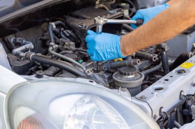 Araba buji ve ateşleme bobini değişimi ya da yenisi. Araç motoru tamir ediliyor.