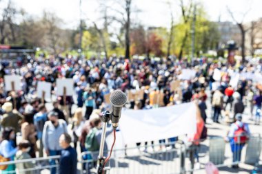 İşsizlik grevi, halk gösterileri veya hükümet karşıtı protestolar. Tanınamayan kalabalığa karşı mikrofon odaklı.