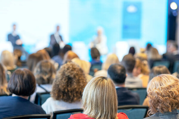 Бизнес-конференция и презентация, международное политическое мероприятие или круглый стол