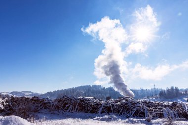 Kışın güzel kırsal doğada endüstriyel hava kirliliği