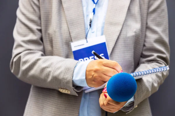 Jornalista Repórter Evento Mídia Segurando Microfone Escrevendo Notas Conceito Jornalismo — Fotografia de Stock