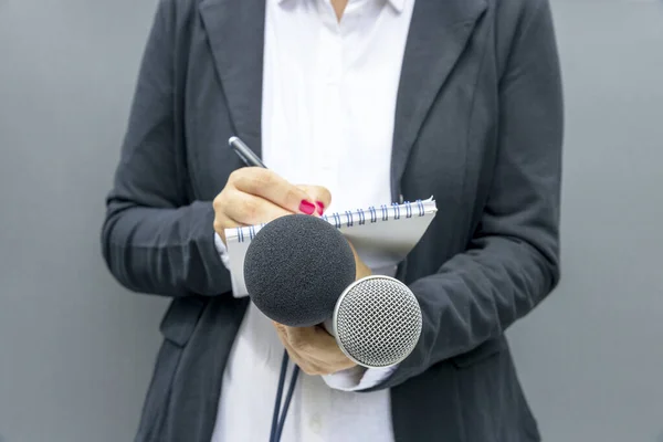 Γυναίκα Δημοσιογράφος Συνέντευξη Τύπου Γράφοντας Σημειώσεις Κρατώντας Μικρόφωνο — Φωτογραφία Αρχείου