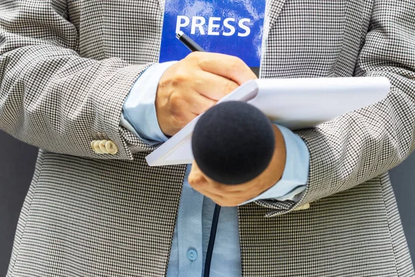 Medya Etkinliğindeki Gazeteci Muhabir Elinde Mikrofon Notlar Tutuyor Gazetecilik Kavramı — Stok fotoğraf