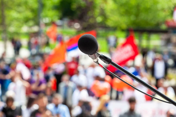 Tiltakozás Vagy Nyilvános Tüntetés Középpontban Mikrofon Homályos Tömeg Emberek Háttérben — Stock Fotó