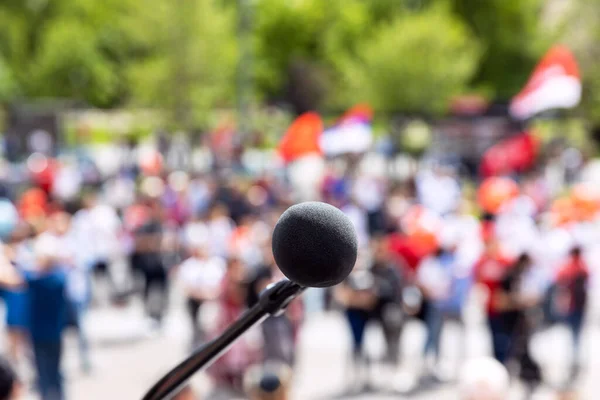 Manifestazione Pubblica Protesta Attenzione Microfono Folla Offuscata Persone Sullo Sfondo — Foto Stock